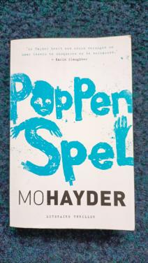 Boek literaire thriller. Poppenspel van Mo Hayder. Goed in elkaar gezet.