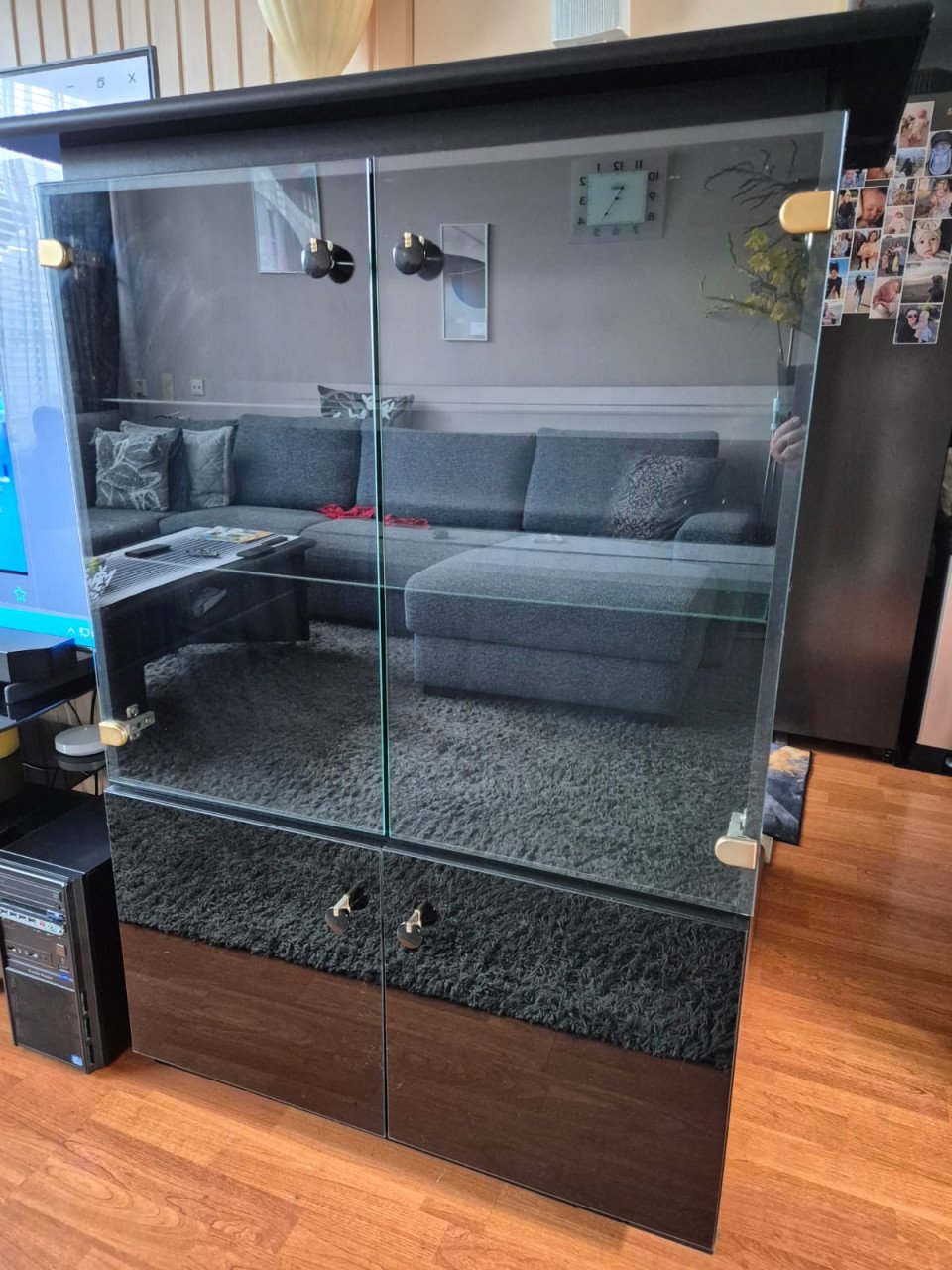 Glazen vitrinekast met verlichting