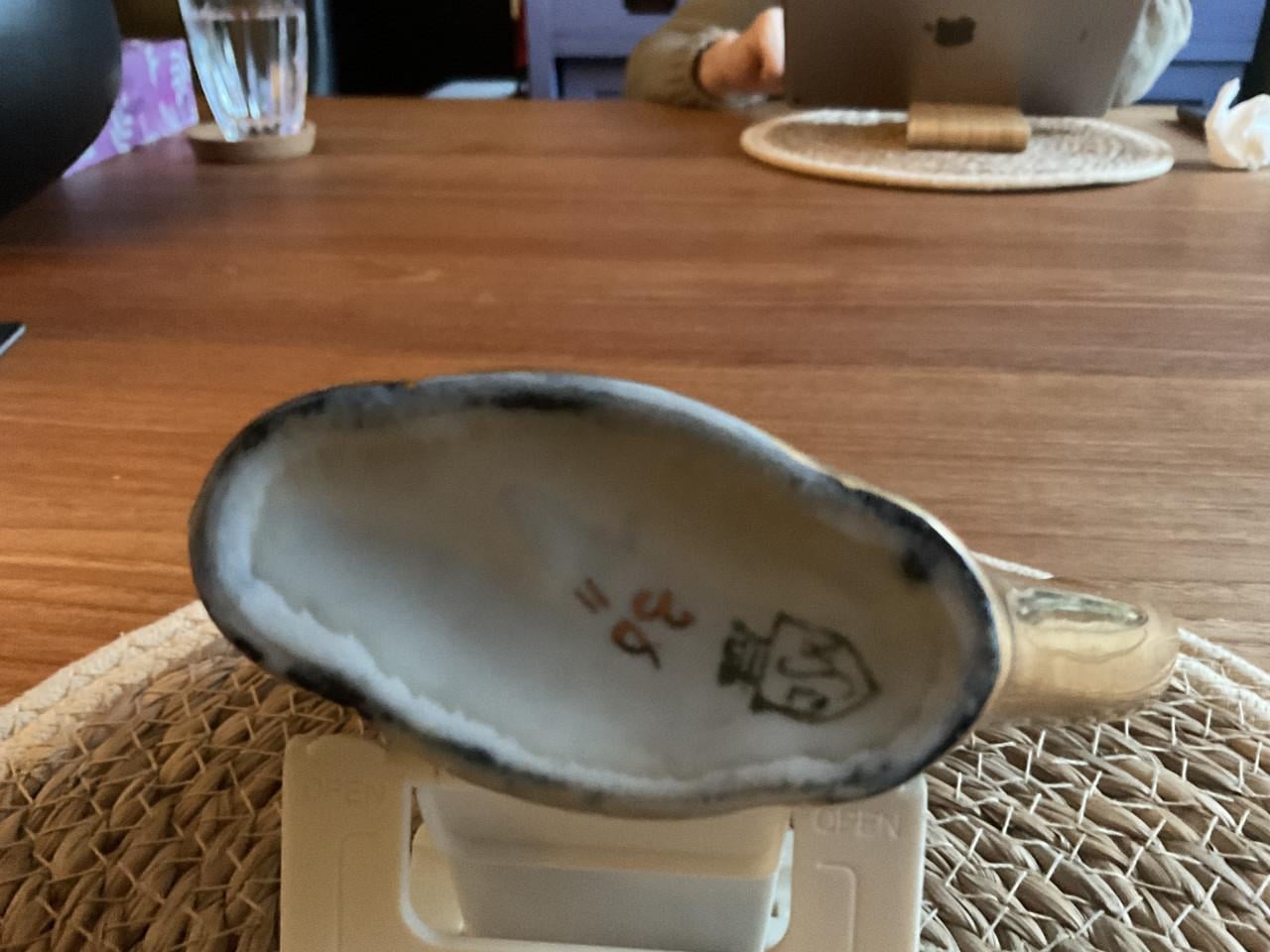 Antieke porseleinen beker met gouden accenten