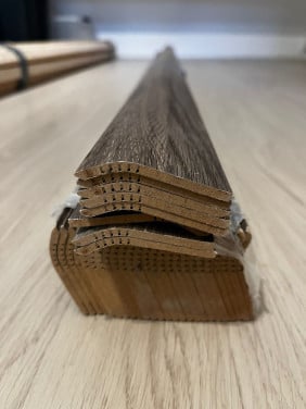 Nieuwe vloerplinten eiken grijs gerookt
