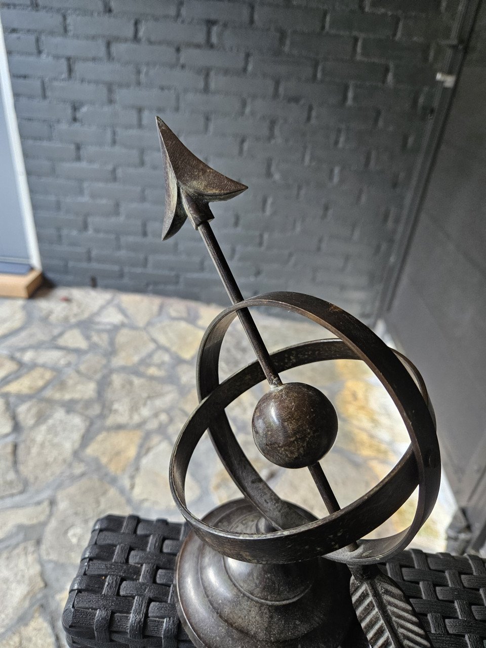 Mooie kleine antieke zonnewijzer van brons of ijzer voor binnen of buiten