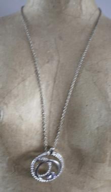 Zilverkleurige ketting met hanger met veel steentjes