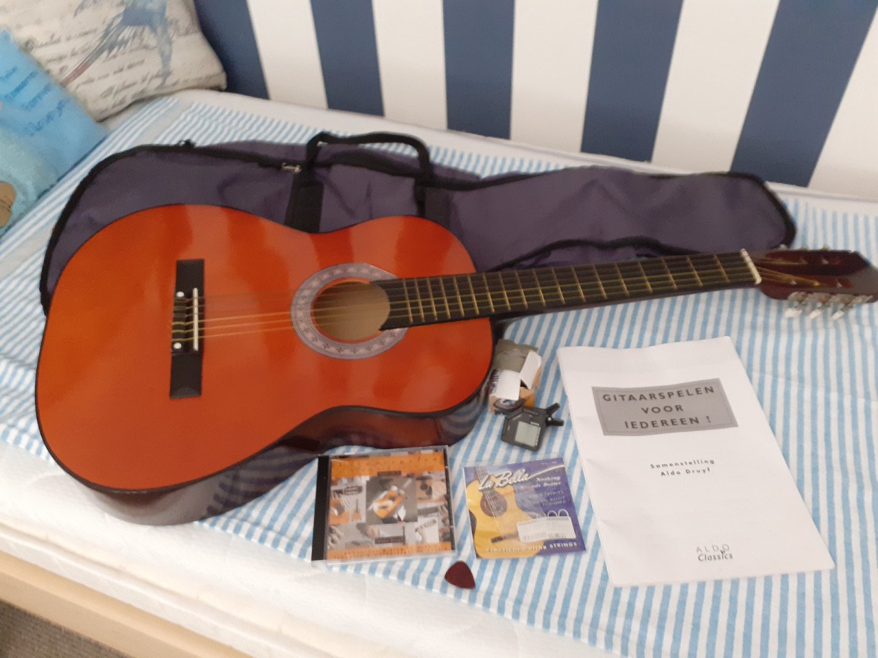 Gitaar met tas en benodigdheden