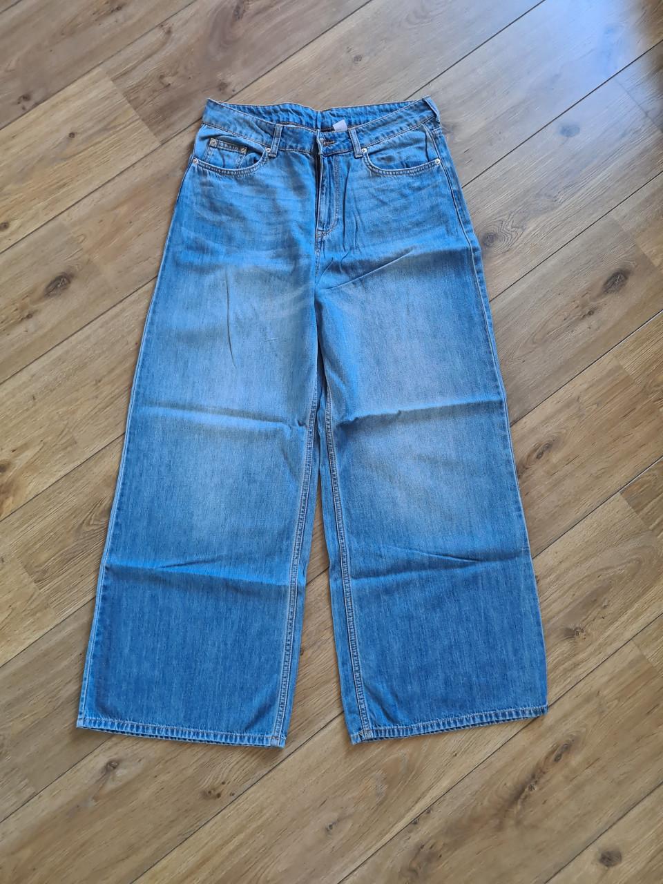 Nieuwe DIVIDED H&M wide leg jeans in een mooie lichtblauwe wassing.