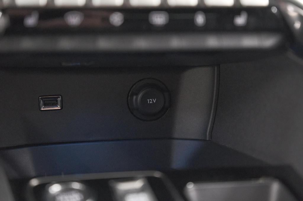 Peugeot 3008 puretech 130 eat8 gt black pack | trekhaak | elektrische koffe