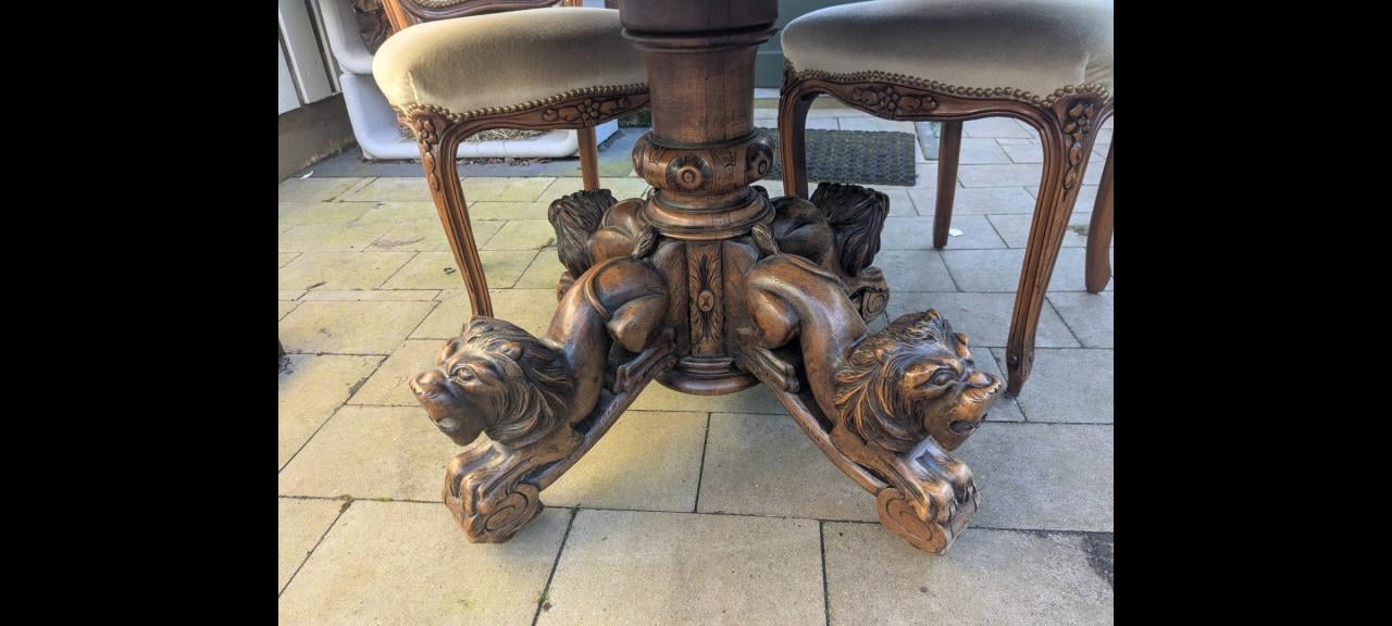 Mooie antieke eettafel met 4 stoelen.