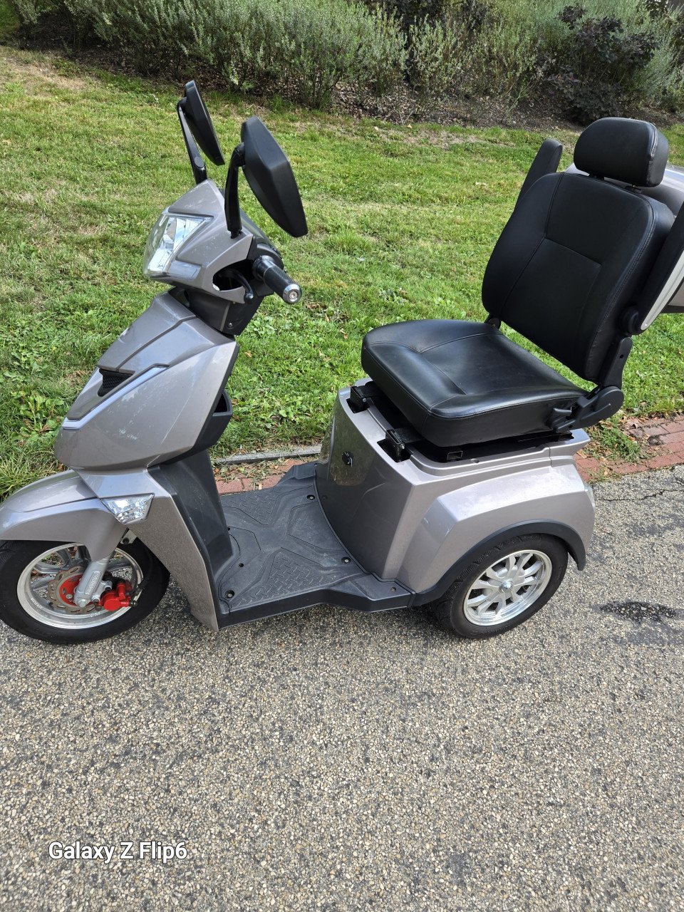 Nieuwstaat scootmobiel rijdt subliem