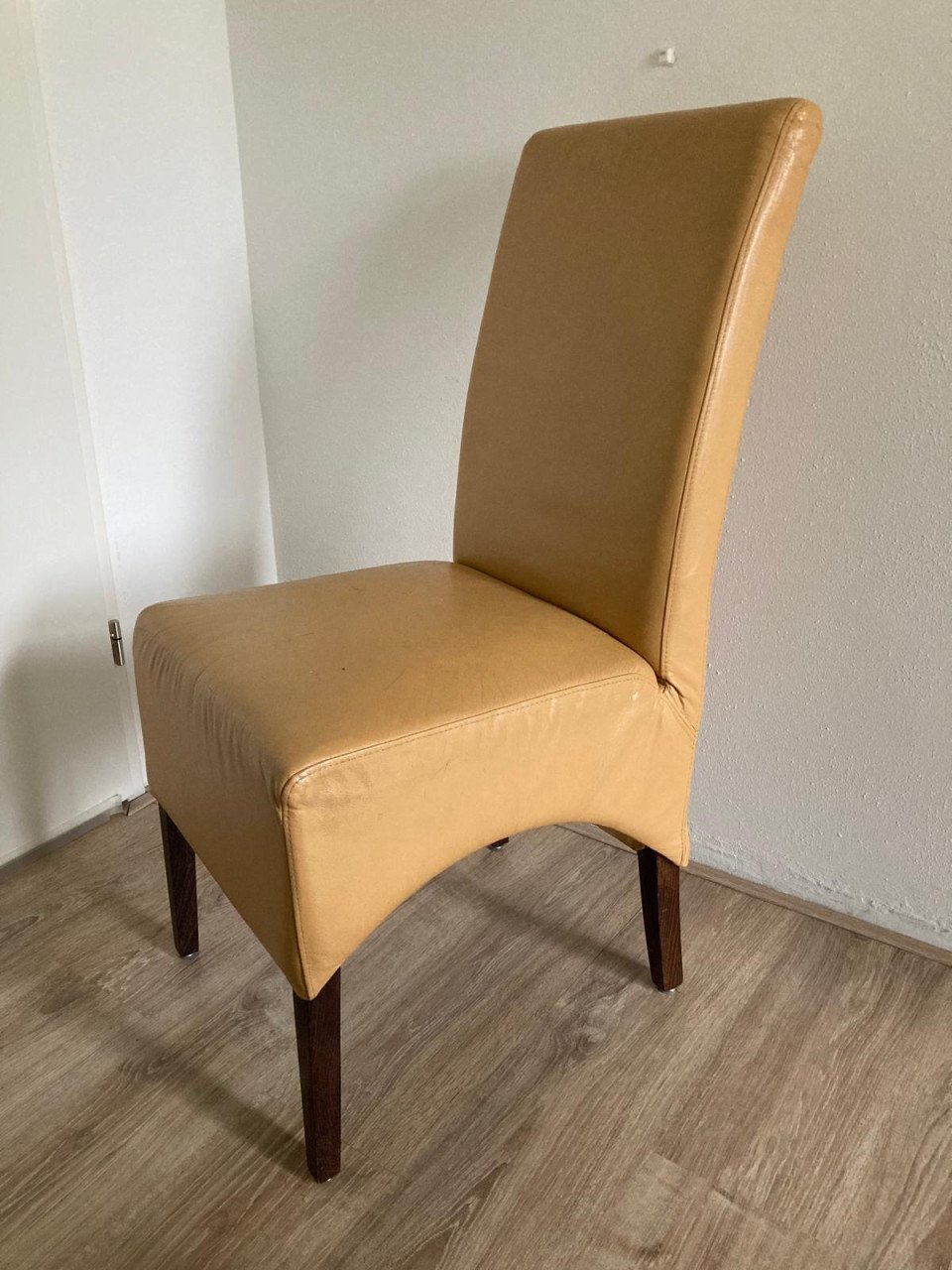 Gratis af te halen 2 eetkamerstoelen leer