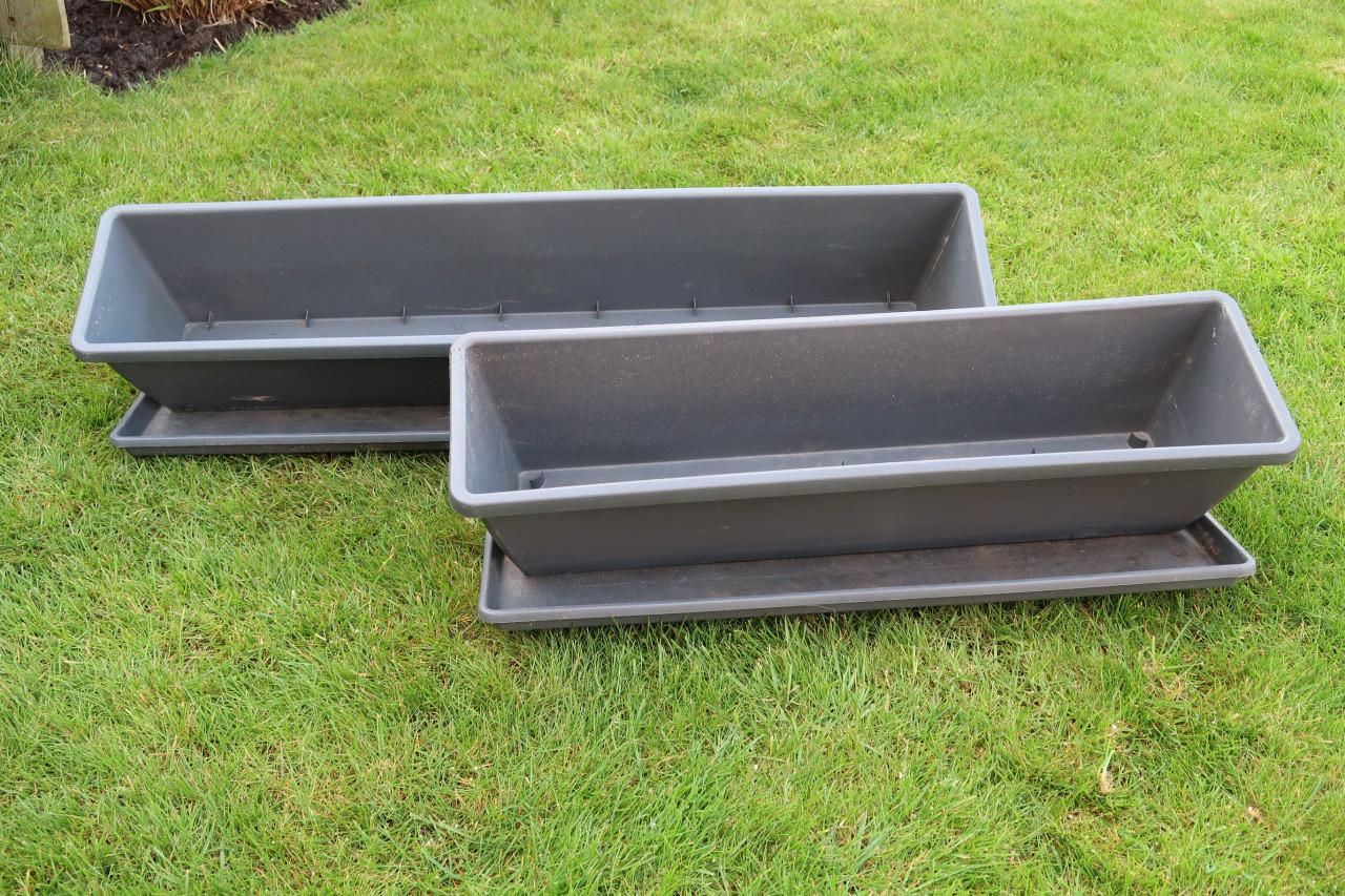 Bloembakken van Elho 3 X 70 cm, 1 X 90 cm en €5,00 per twee