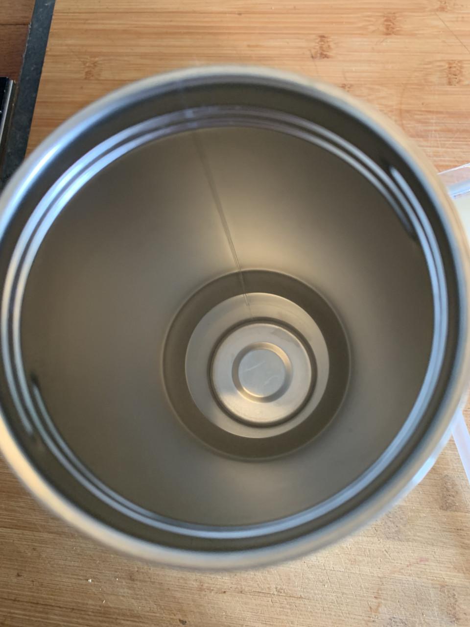 Tumbler beker heeft een vrolijke print van bijen en bloemen.