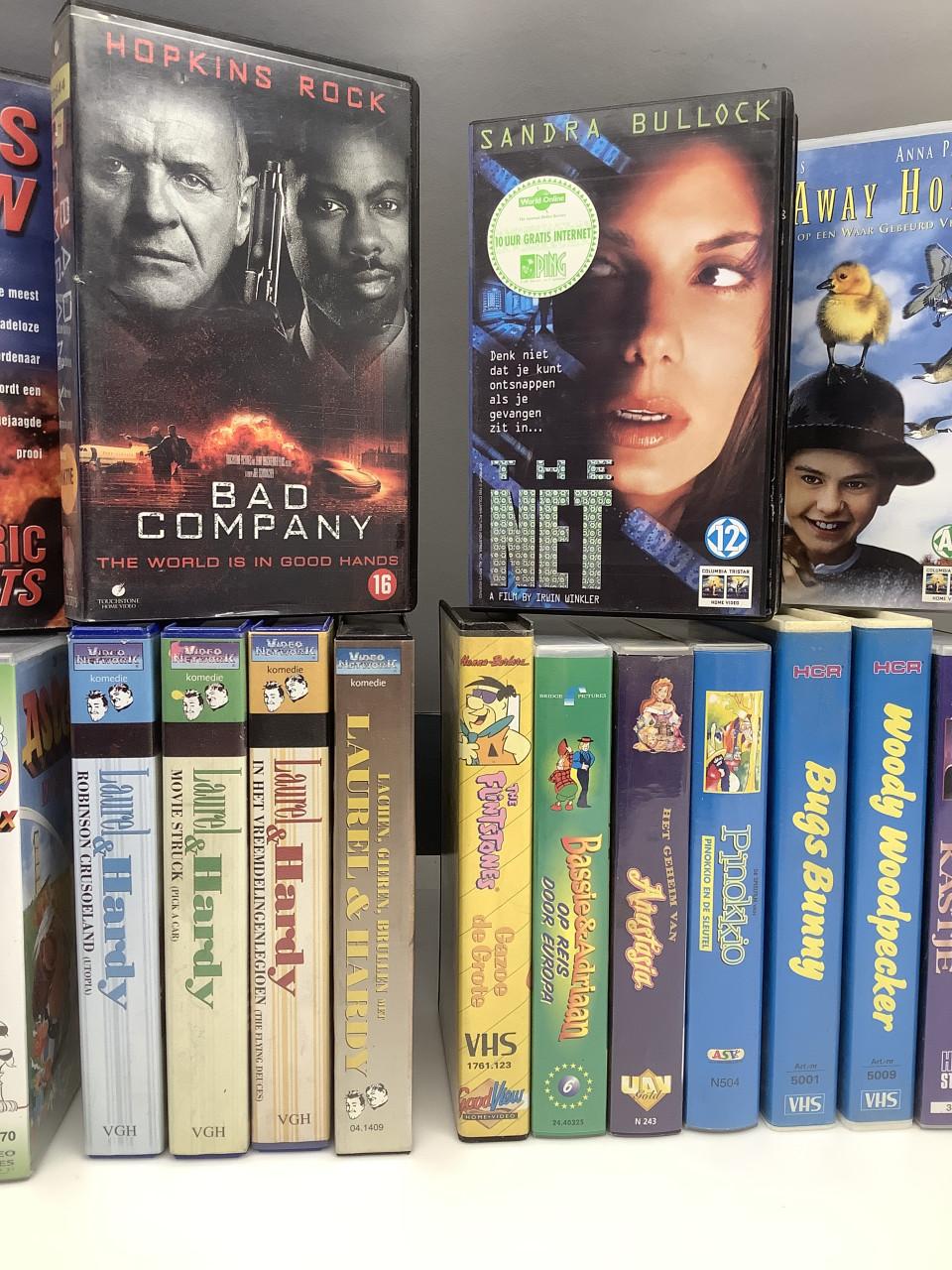 Videorecorder JVC HR-J672 met heel veel videobanden VHS