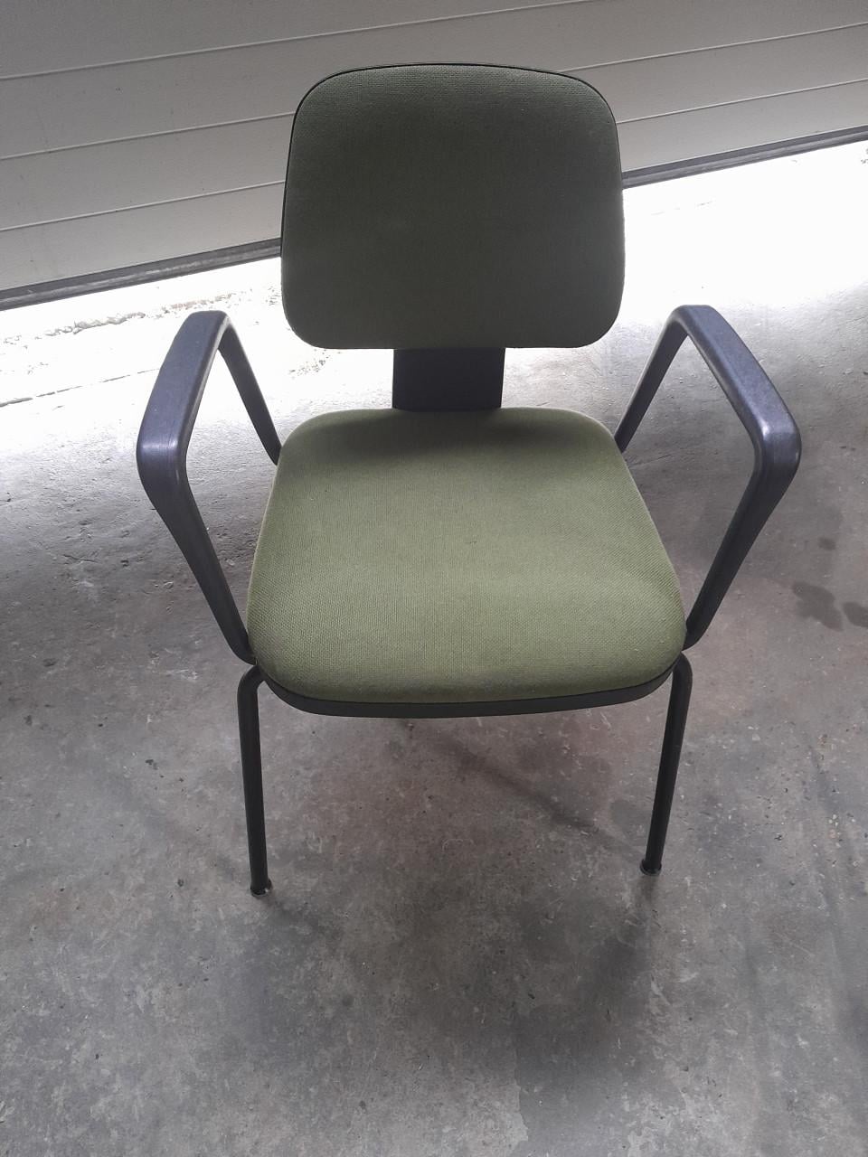3 stoelen,stof/chroom onderstel en 2 met stof/metaal/kunststof onderstel