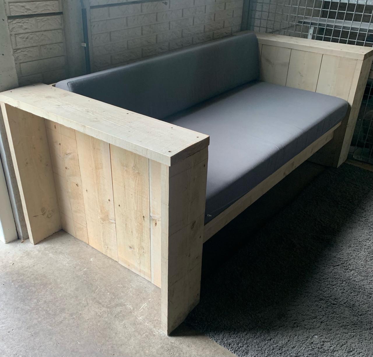 Steigerhouten bank met kussens