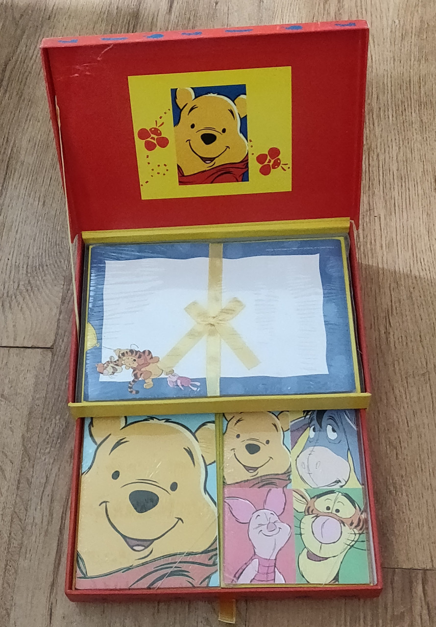Winnie de Poeh  briefpapier + doos met lade