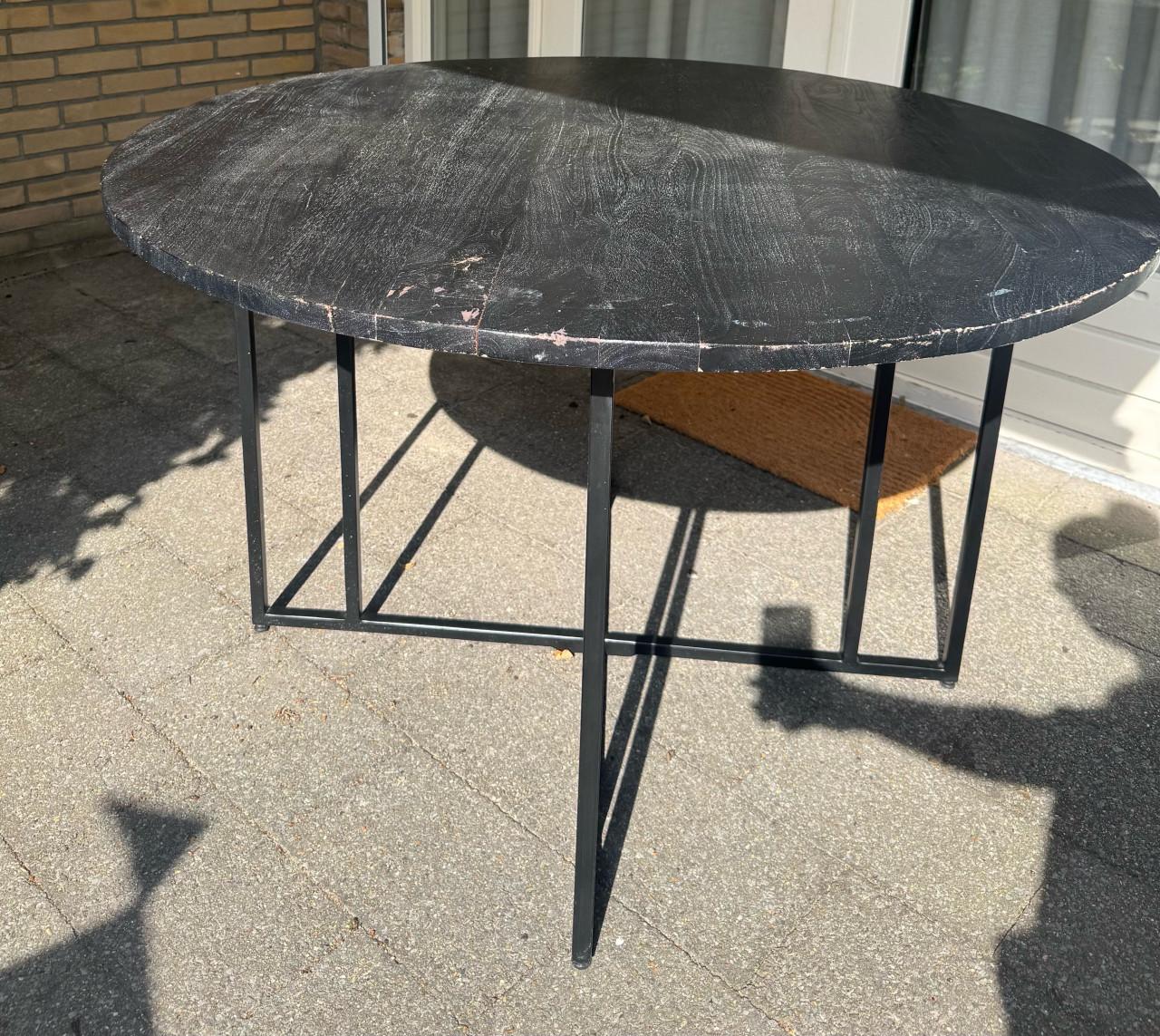 Zwarte tafel met matalen onderstel