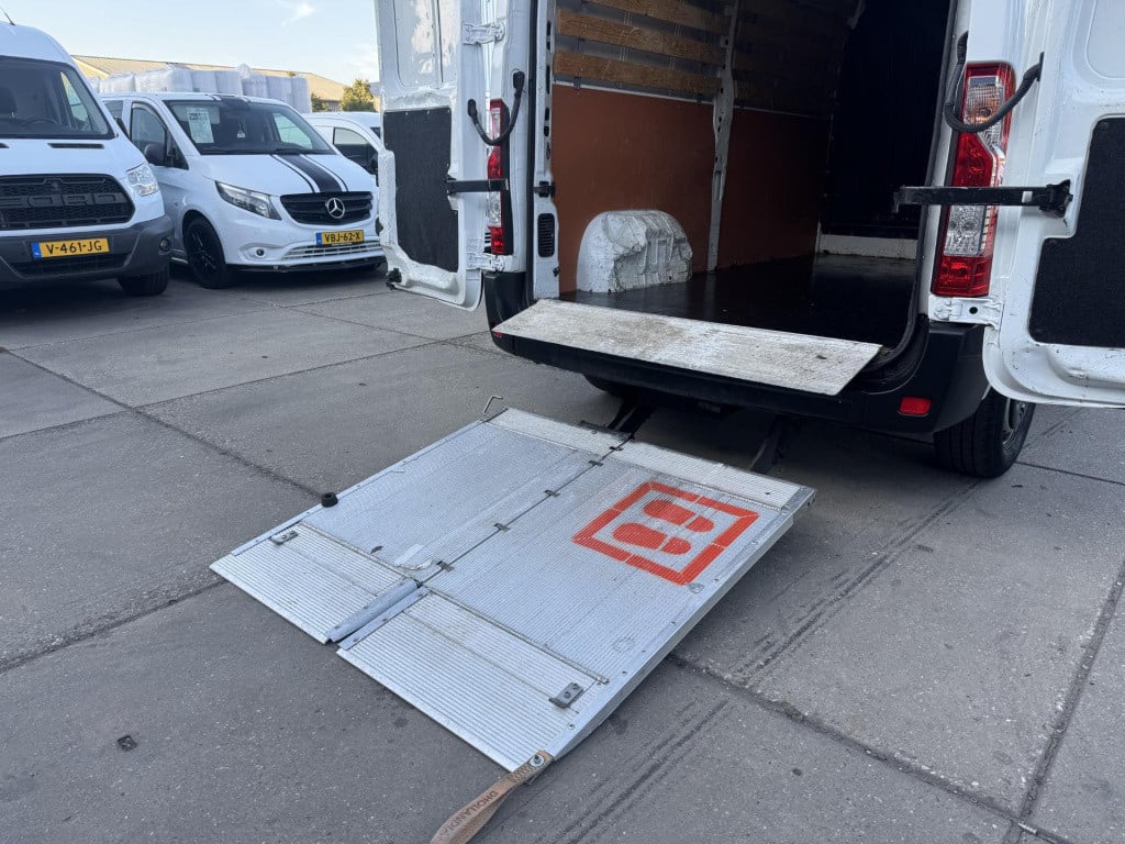 Renault Master t35 2.3 dci l2h2 laadklep / airco / cruise controle / n.a.p 