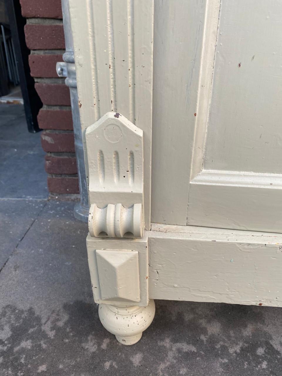 Grijs groene houtenkast