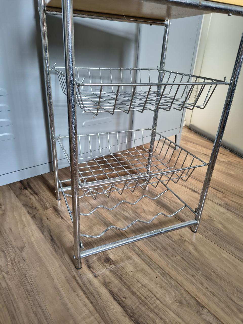 Mooie metalen keuken trolley met houten blad! Wijnrek, rek.