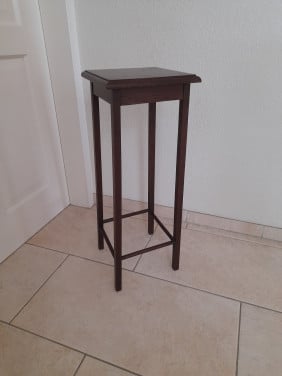 Planten tafel  27 x 27 x 70H (in goede staat)