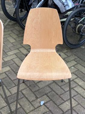 Houten stapel stoelen