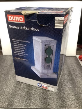 Nieuwe stekkerdoos voor buiten. Met 4 stopcontacten, stekker en