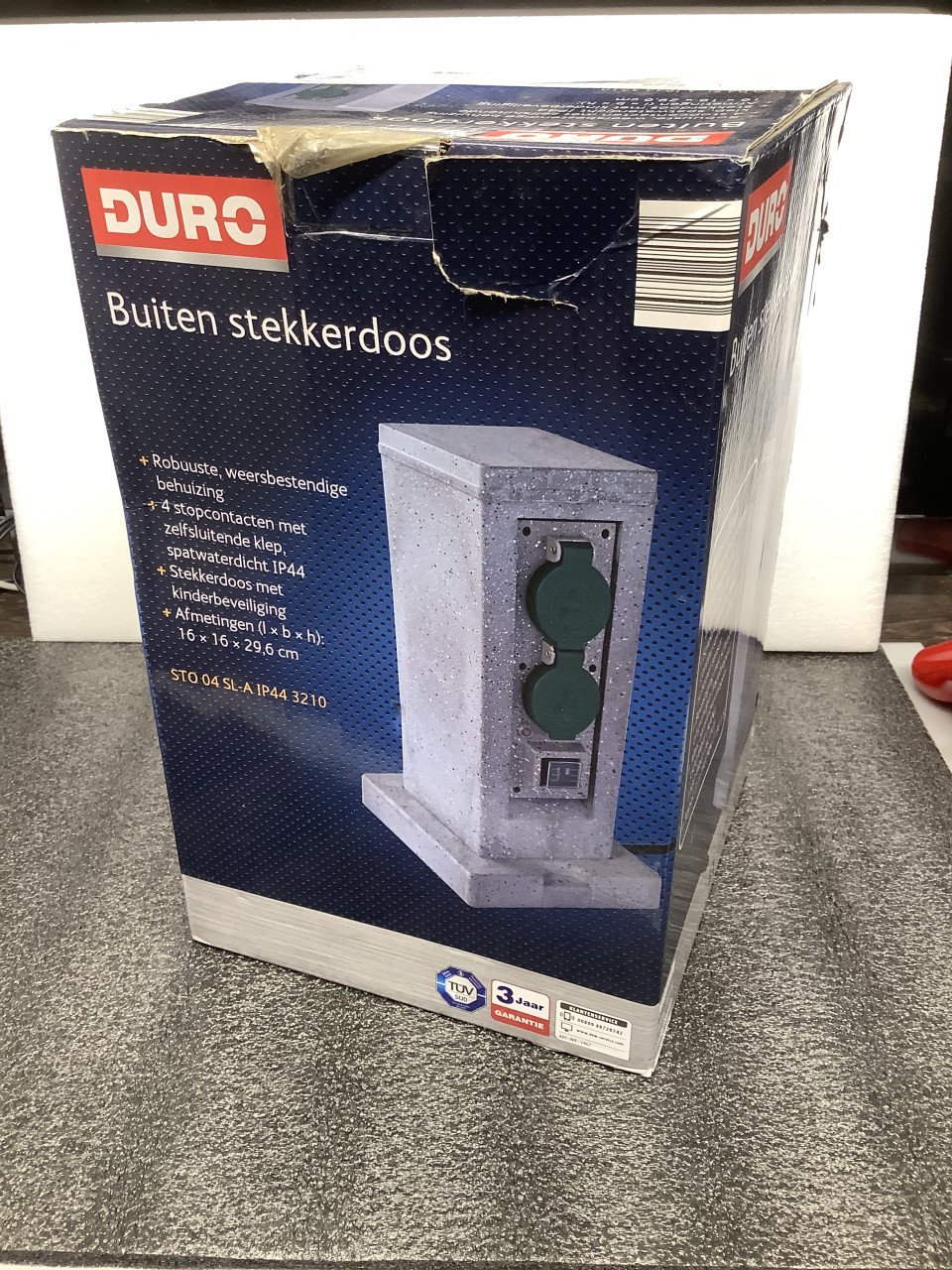 Nieuwe stekkerdoos voor buiten. Met 4 stopcontacten, stekker en