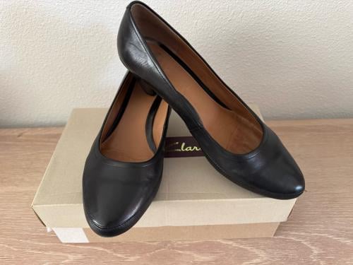 Zwarte leren pumps van Clarks in maat 41,5