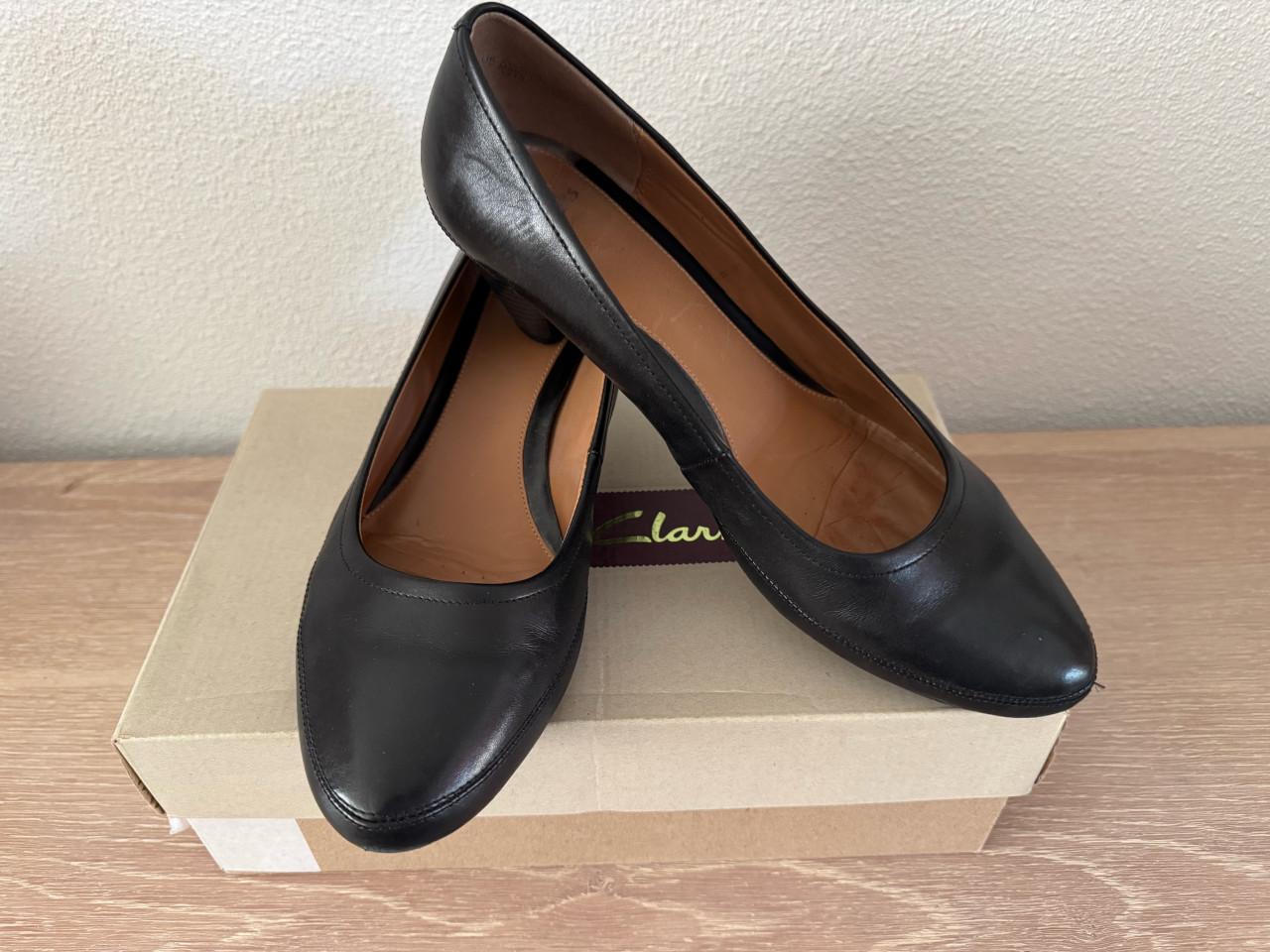Zwarte leren pumps van Clarks in maat 41,5