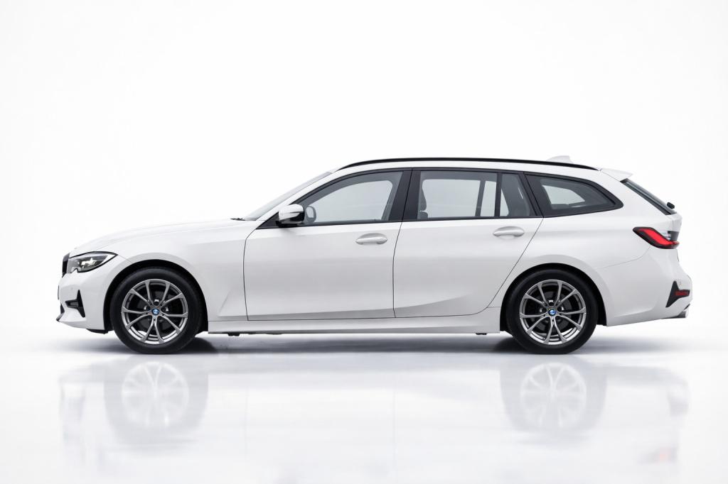 BMW 3-serie touring 318i high executive sport line | trekhaak | apple carpl
