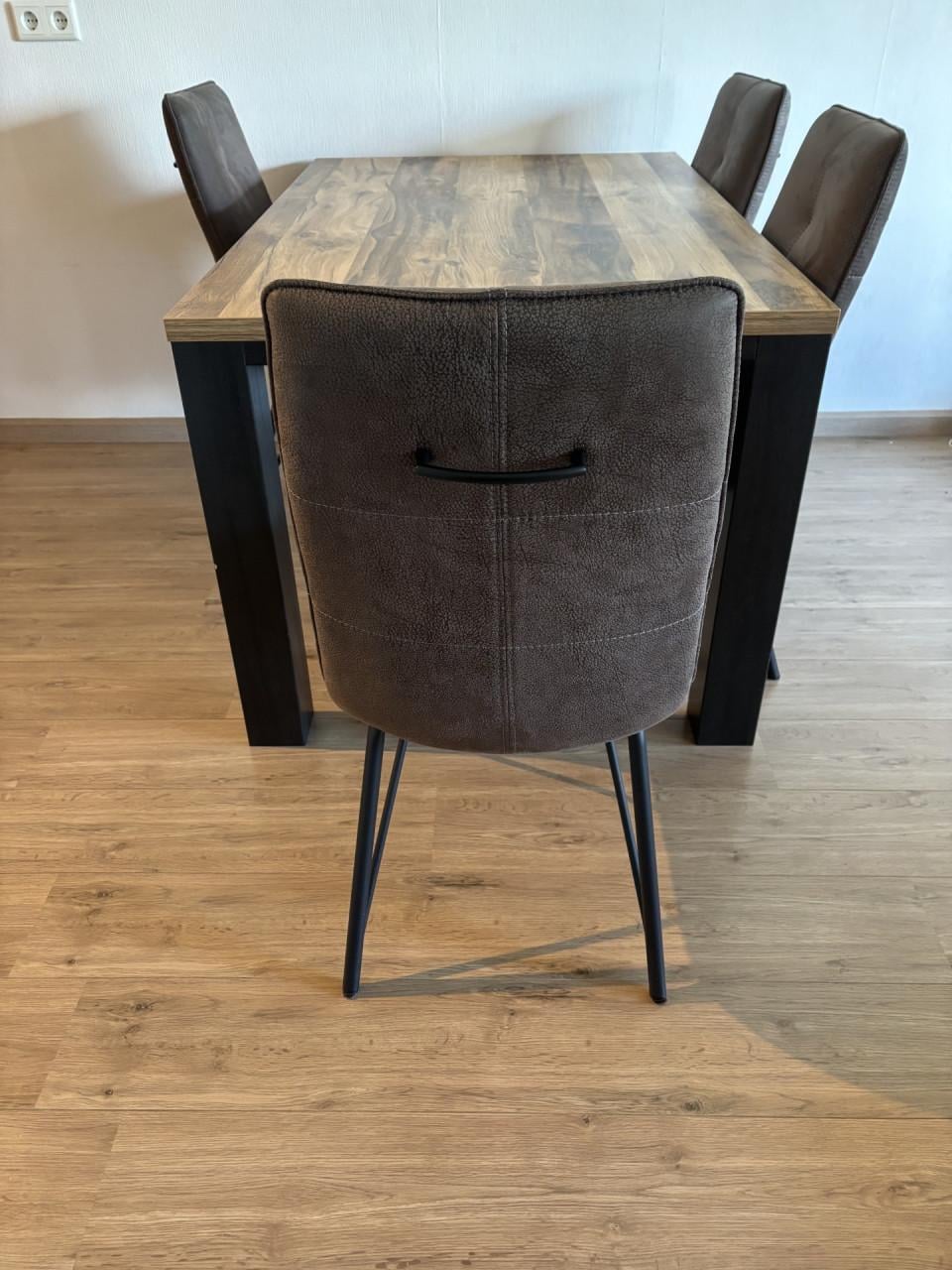 Mooie eettafel met vier stoelen, zo goed als nieuw!!