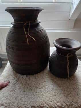 3 houten potten en gietijzeren sleutels