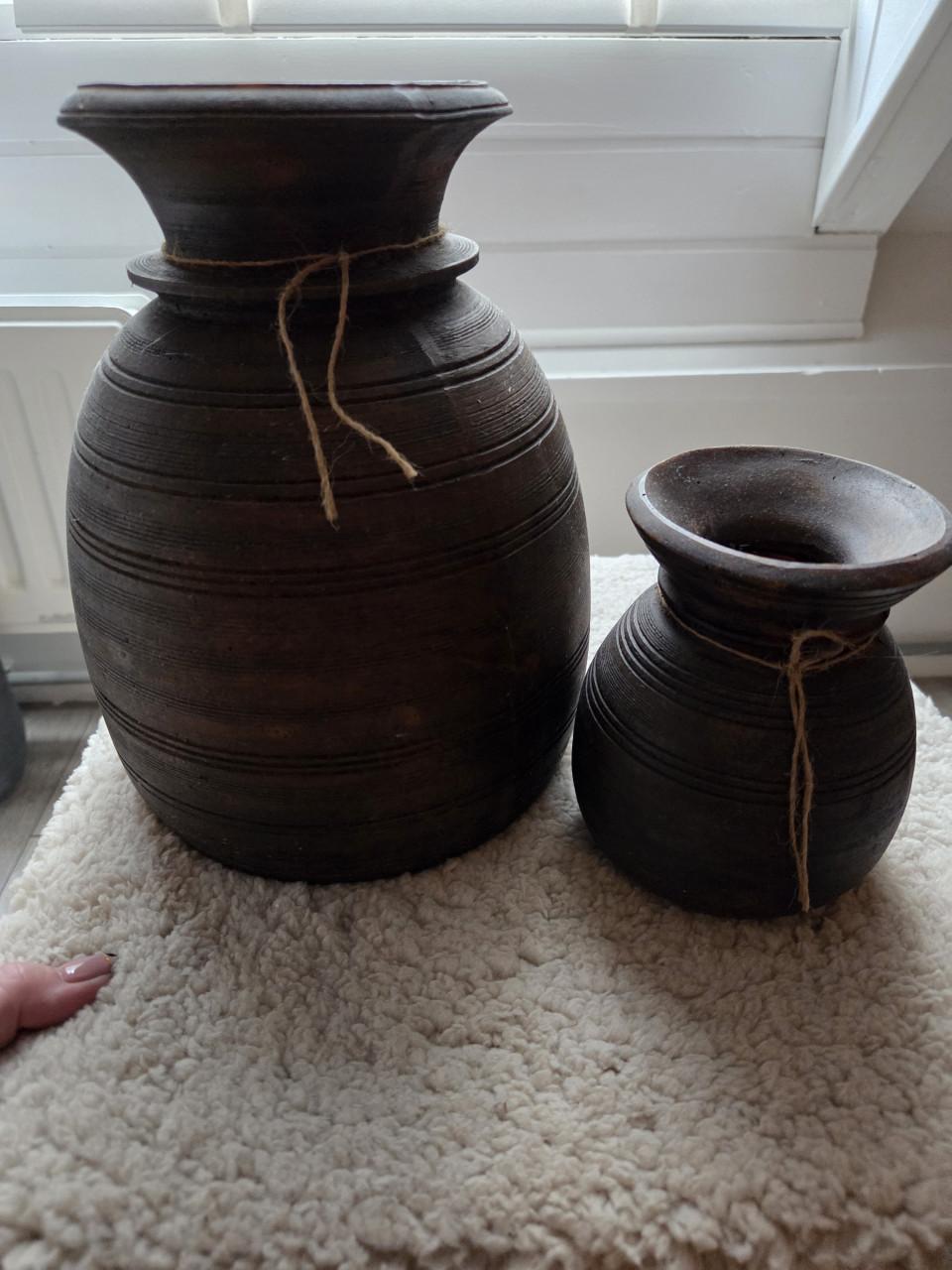 3 houten potten en gietijzeren sleutels