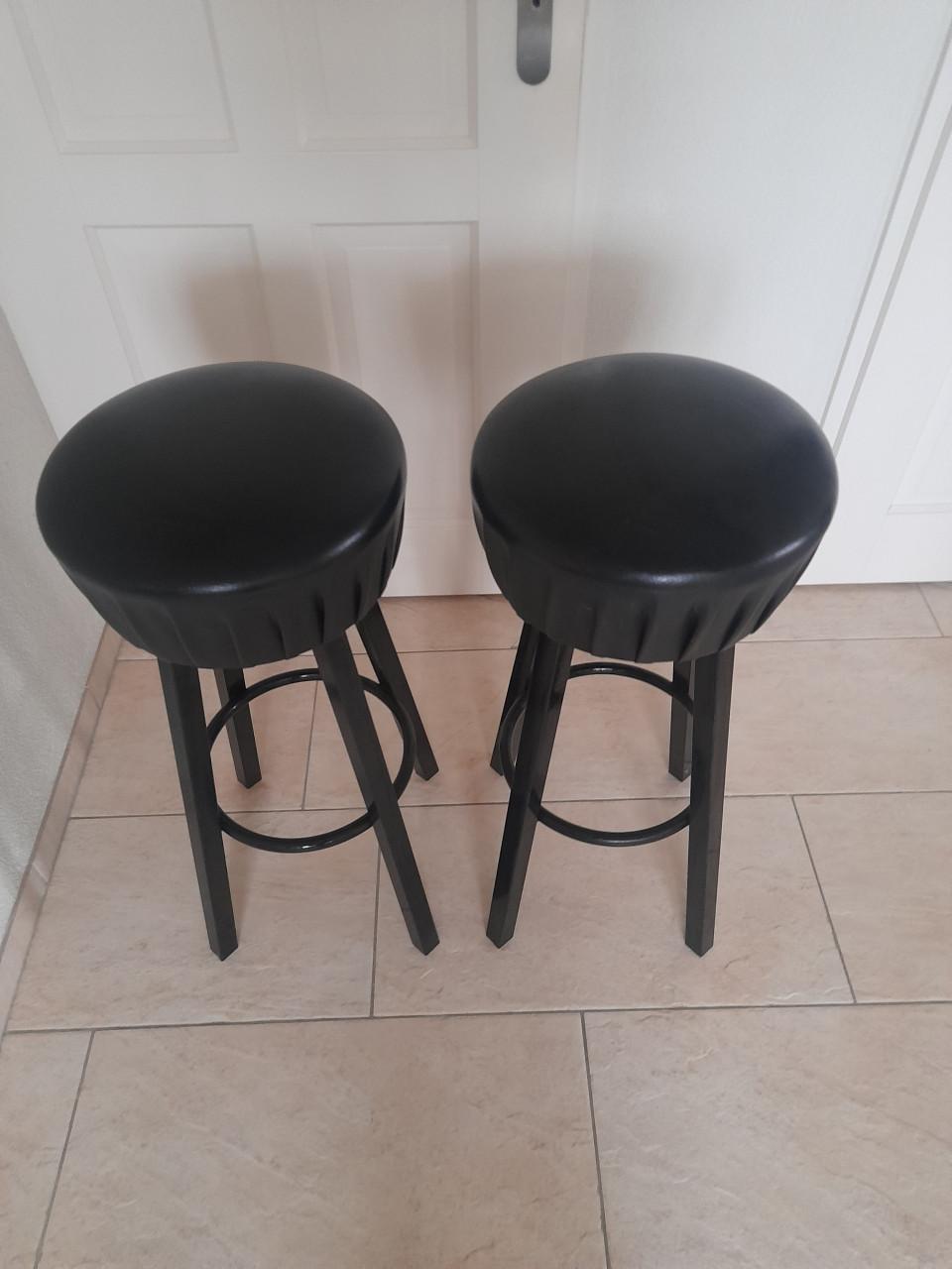 2 Barkrukken  (in goede nette staat )