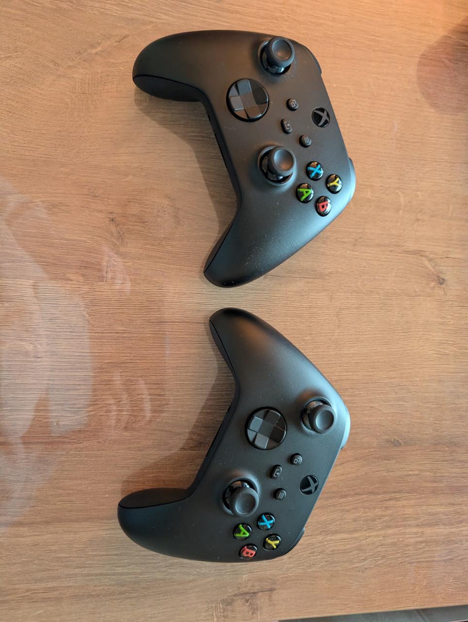 2 Xbox Controllers + Oplaad Dock + Extra oplaadbaar