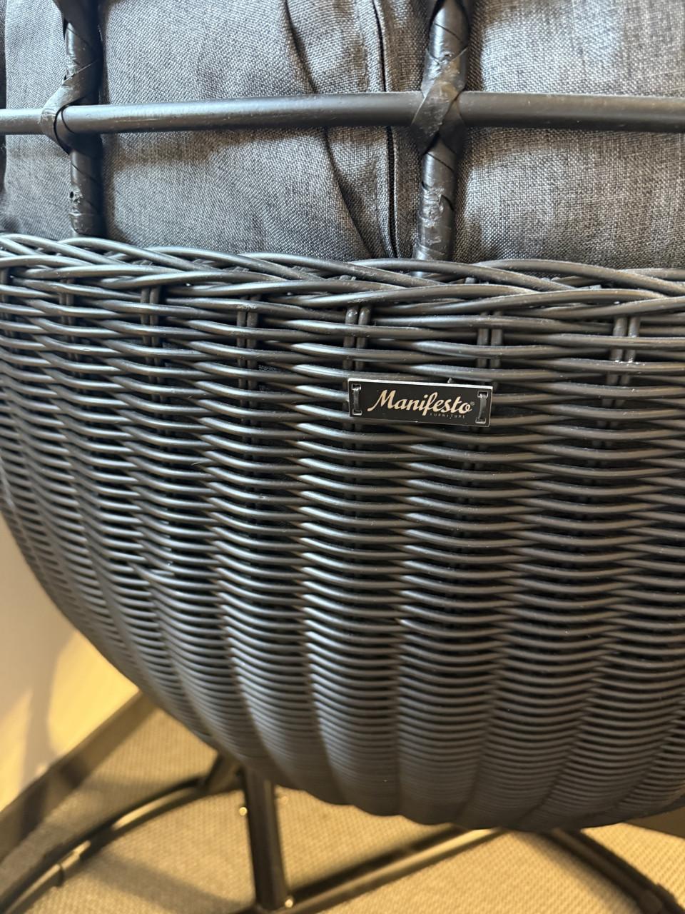 Manifesto Rovio hangstoel mat zwart antraciet binnen of buiten