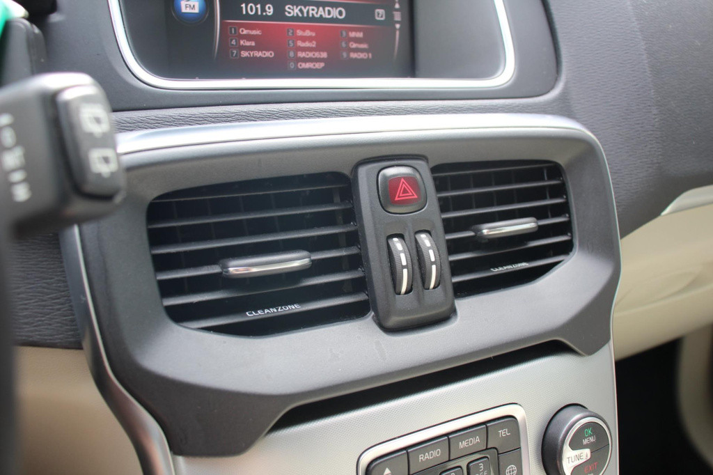 Volvo V40 2.0 t2 inscription - 122pk - leder - 17inch - navi - full led - c