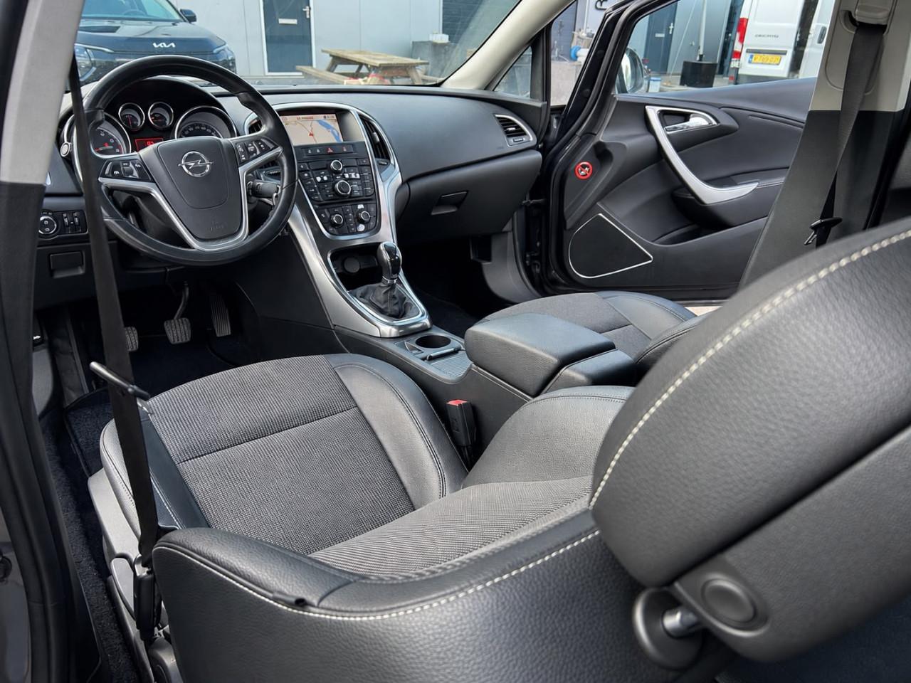 Opel Astra 1.6 Cosmo Executive Airco/Navi/PDC/Cruise/19" LM/Lange APK