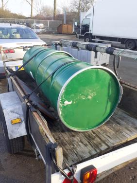 Olievat leeg vat vuurton, met los deksel met klemband ..!!!