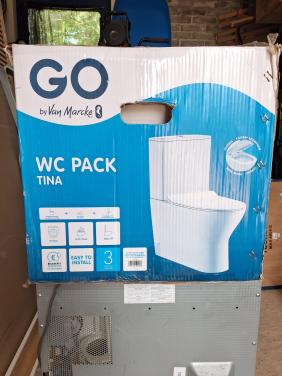 Staand toilet uit wit porselein.(nieuw)