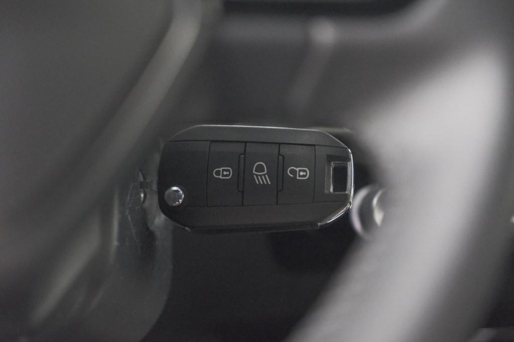 Peugeot 2008 1.2 hybrid 145 allure | apple carplay | climate control | park