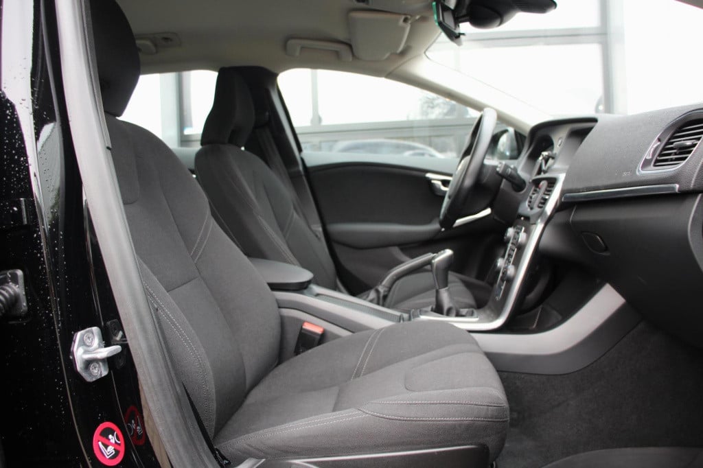 Volvo V40 1.6 t2 you! - xenon - cruise - pdc - high perf audio - dealer oh!