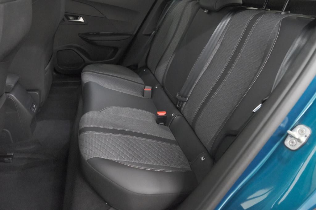 Peugeot E-2008 ev allure 54 kwh | soh 97,7% | 11 kw lader | apple carplay |
