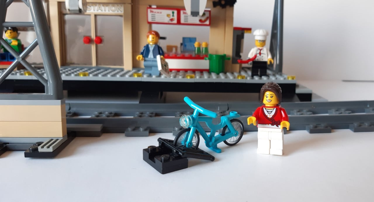 Lego City treinstation 60050: met taxi en 5 minifiguren