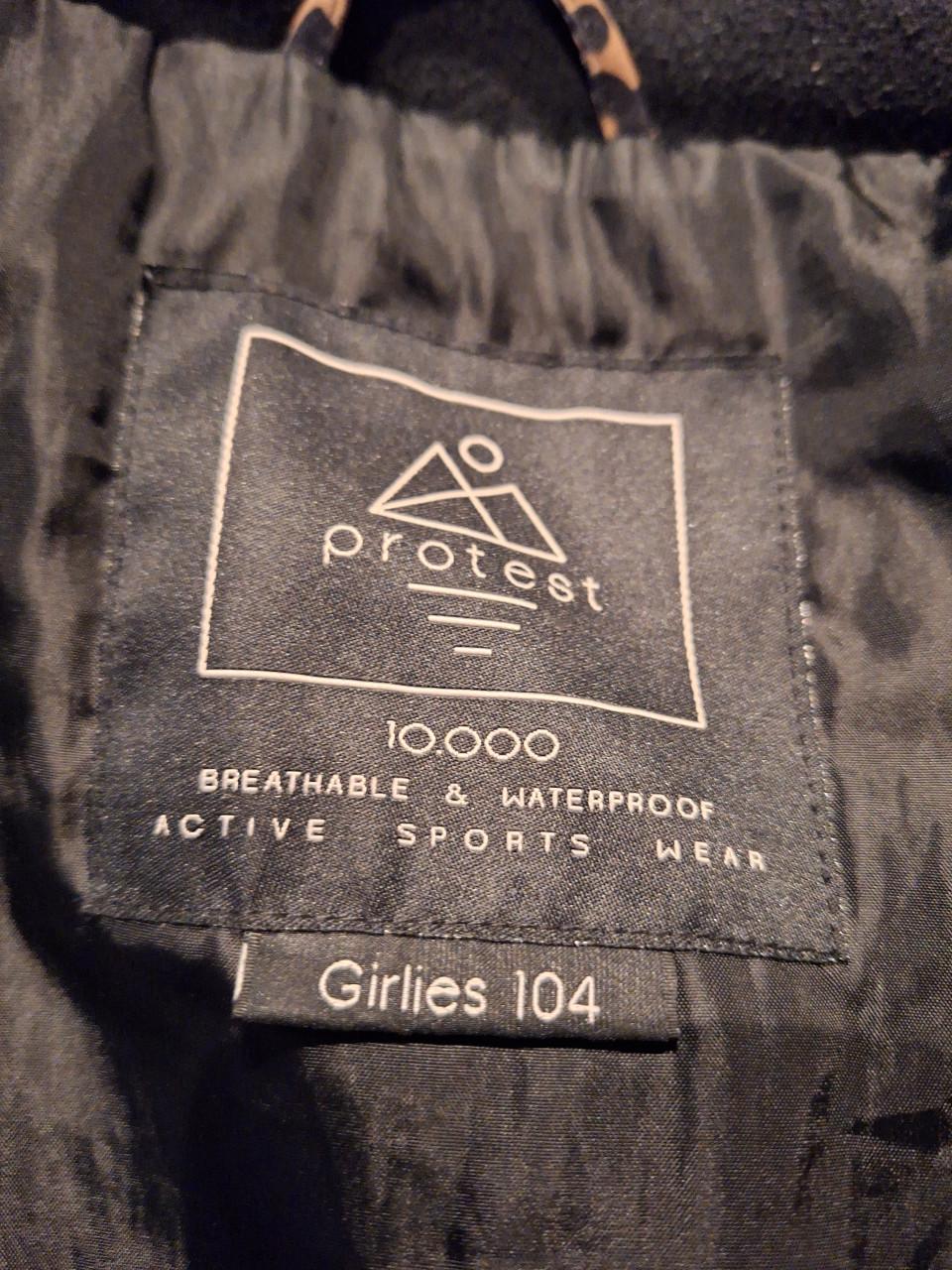 Prachtige Protest Ski-jas – Maat 104 (Groeit mee!)