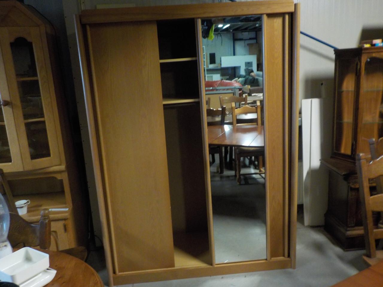 Mooie kwaliteit kleerkast blank eiken in goede staat . met 3 schuifdeuren