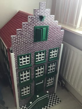 Houten poppenhuis met inhoud