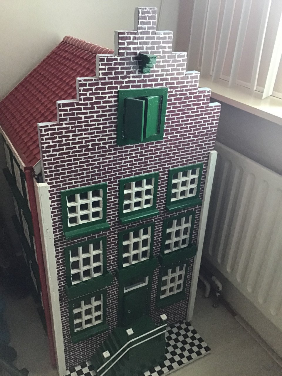 Houten poppenhuis met inhoud