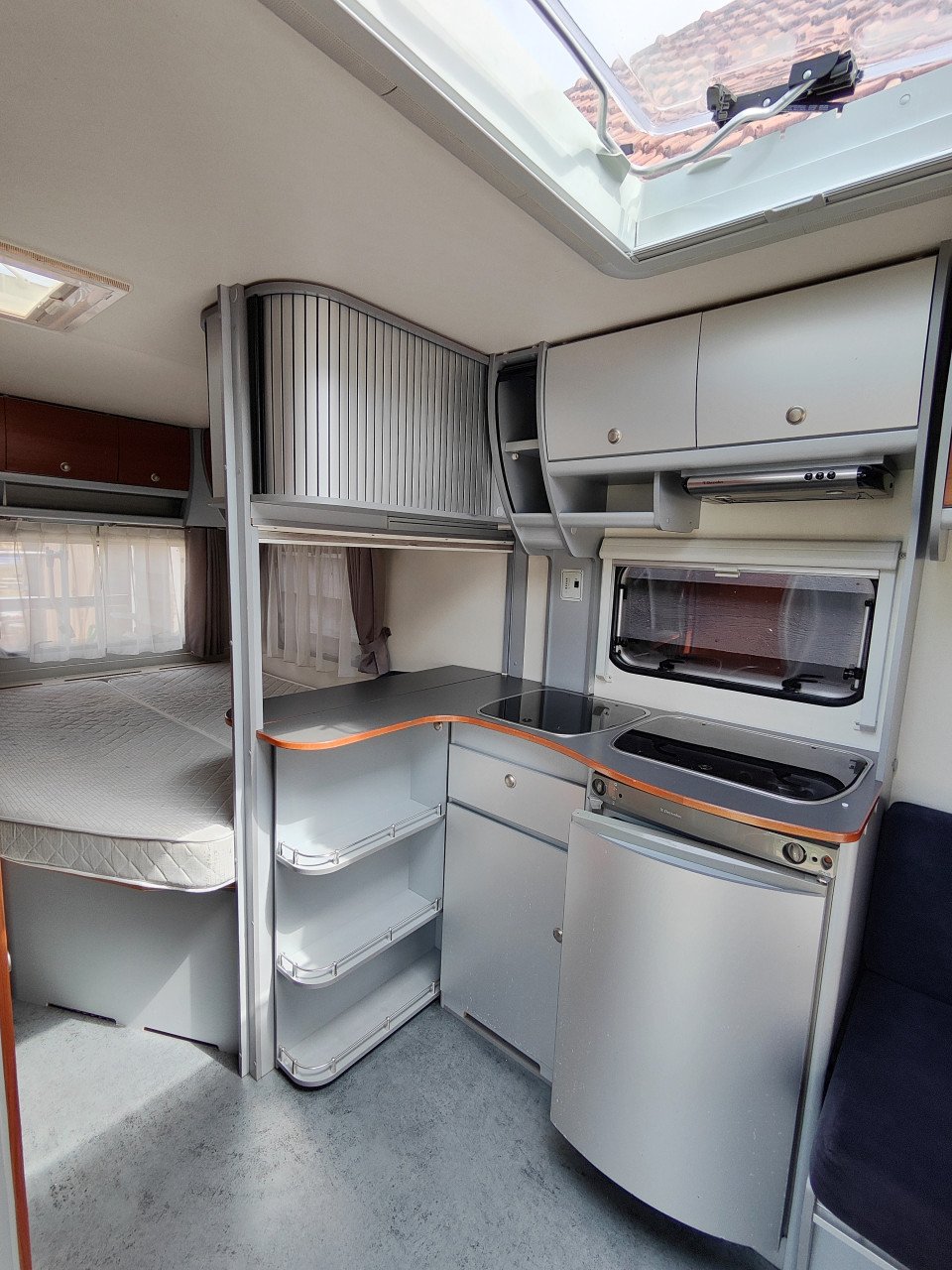 Luxe Kip caravan zeer compleet, incl. voortent en luifel.