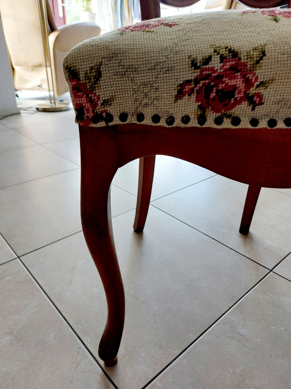 2 Art Deco stoelen, geborduurde zitting.