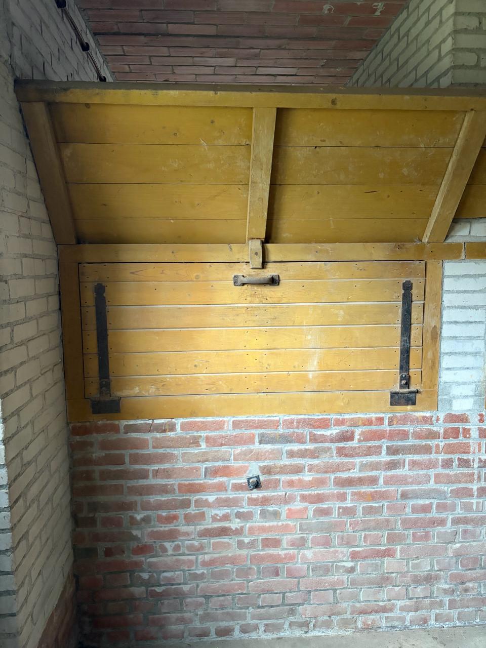 Paarden voerwand met luiken